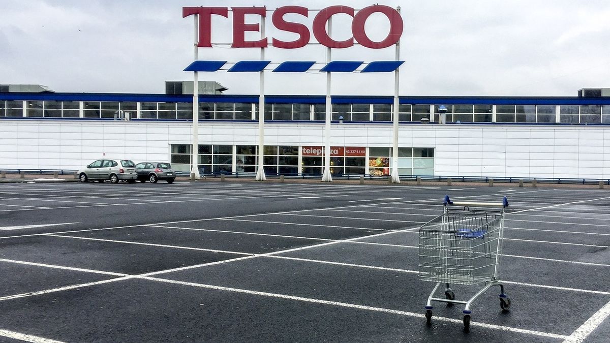 Tesco zamknie nie tylko sklepy, ale także centra dystrybucji, a nawet odchudzi główne biuro w Polsce.