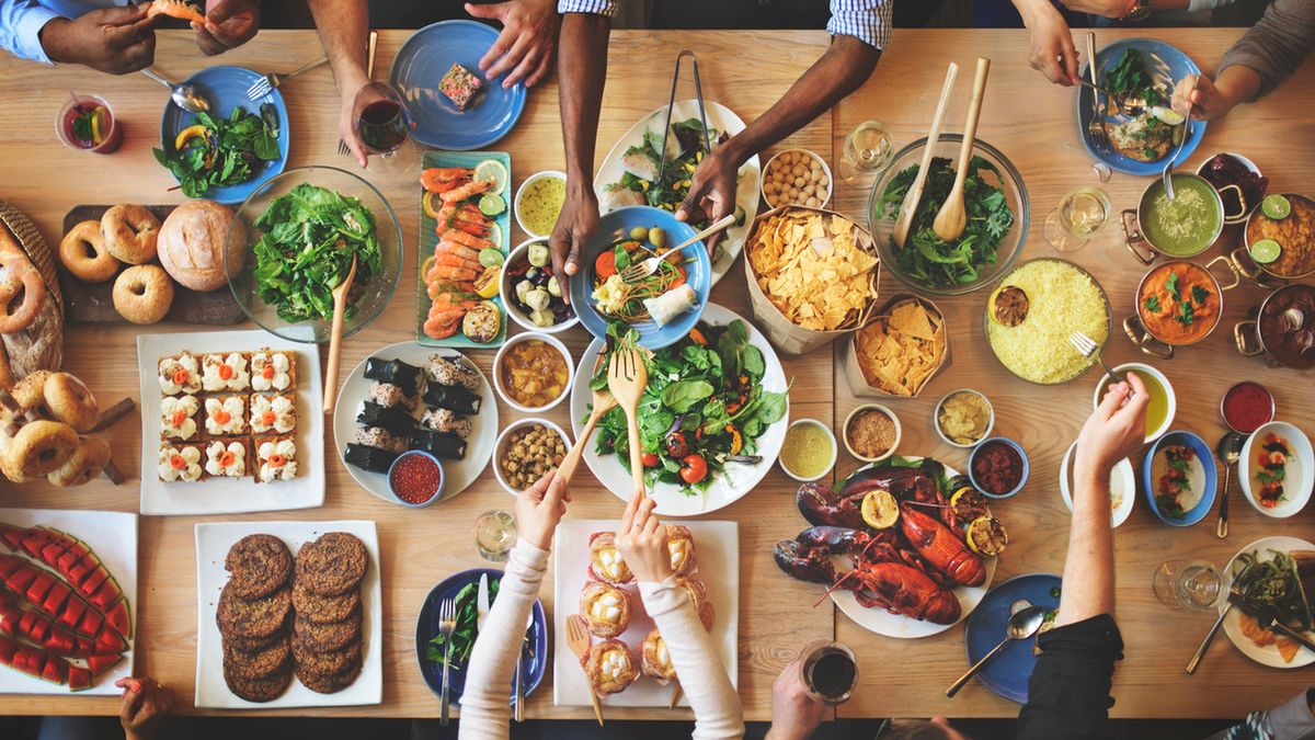 Rodzinna kolacja jest dobrą okazją do zaprezentowania się od jak najlepszej strony,