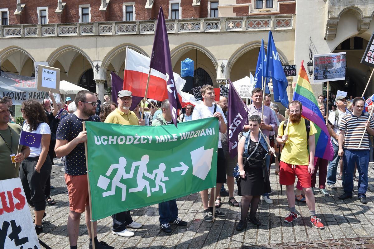 Nowy sondaż. Polacy chcą referendum ws. uchodźców