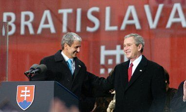 Bush przemówił do Słowaków na wiecu w Bratysławie