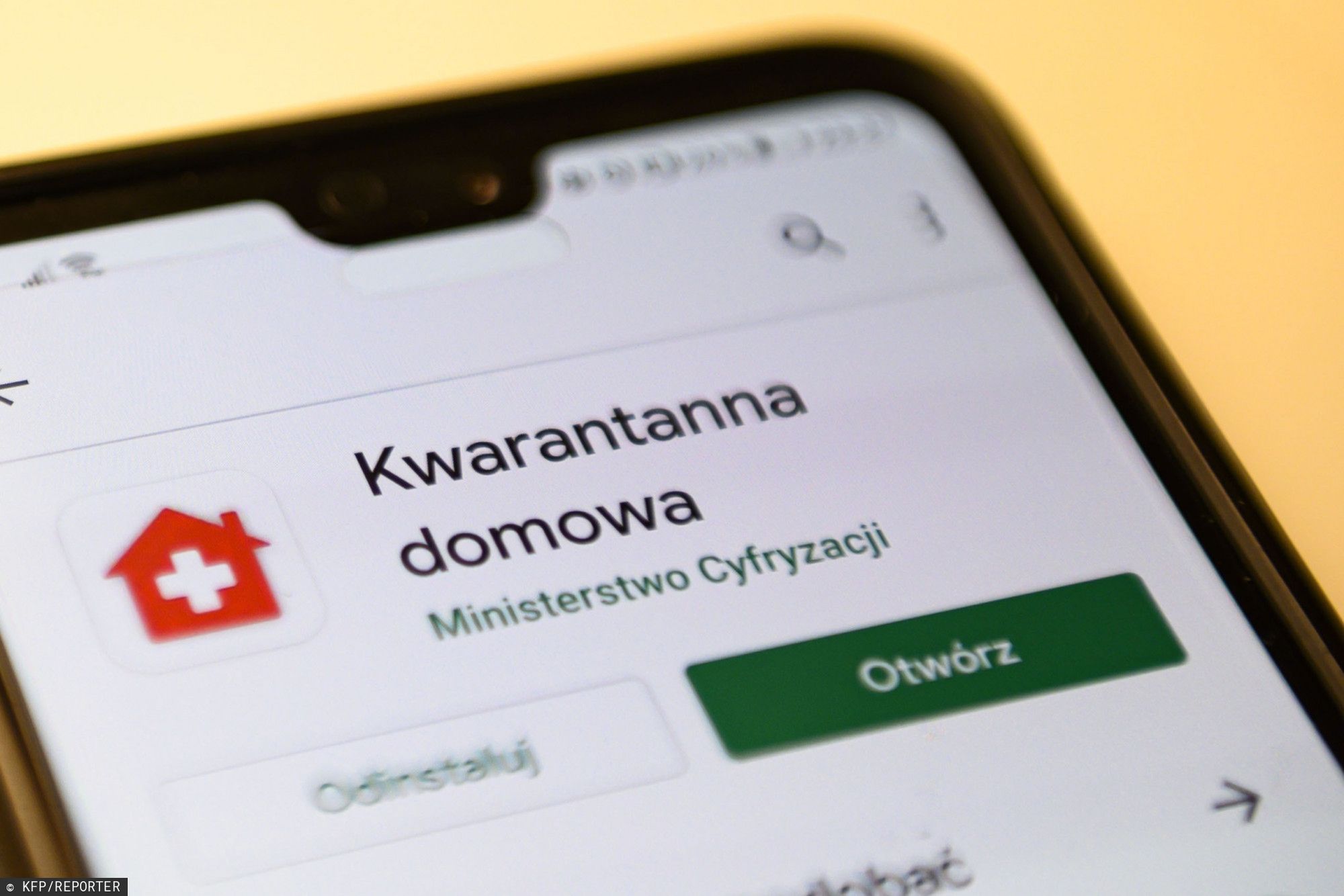 Od 1. kwietnia osoby na kwarantannie muszą mieć zainstalowaną aplikację