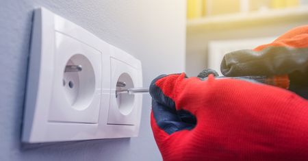 Jak sytuować gniazdka elektryczne w ścianie, aby nie miały wpływu na izolacyjność akustyczną przegrody?