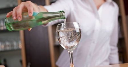 Woda w restauracji jest niewiele tańsza od małego piwa. "Kranówka? To nie licuje z prestiżem lokalu"