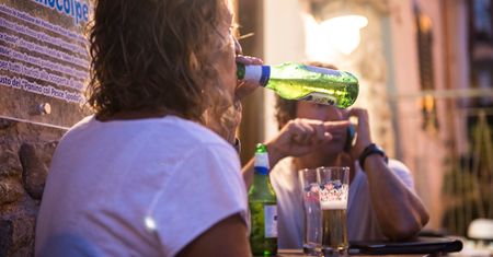 Po piwie dla mamy, taty i dla synka. Rodzice nie mają oporów przed dawaniem dzieciom alkoholu