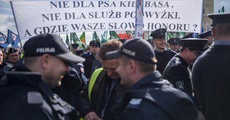 Manifestacja służb mundurowych w Warszawie: mam nadzieję, że prezydent przyjmie nas tak, jak siatkarzy