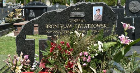 Paweł Lisicki: Odpartyjnić smoleńską tragedię