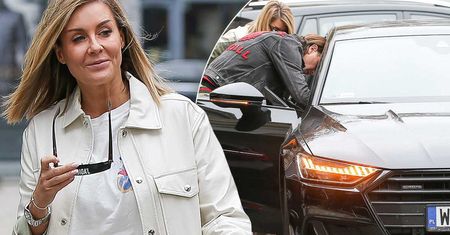 Małgorzata Rozenek w sexy mini na spacerze. Podjechała autem z bardzo oryginalną rejestracją. To hołd dla Radzia?