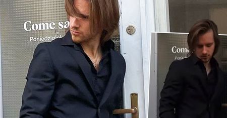 Maciej Musiał oczarował stylizacją na Instagramie. W takiej odsłonie dawno go nie widzieliśmy. Zachwycone gwiazdy komentują