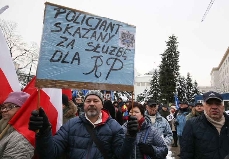 Dezubekizacja. MSWiA przywróciło emerytury trzem funkcjonariuszom 