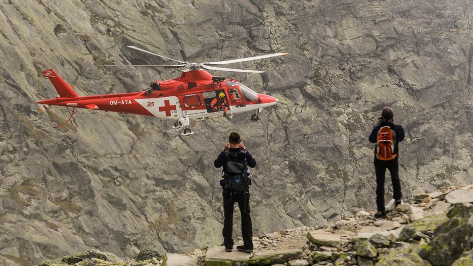 Słowacja. Tatry. Śmigłowiec zabrał rannego mężczyznę do szpitala