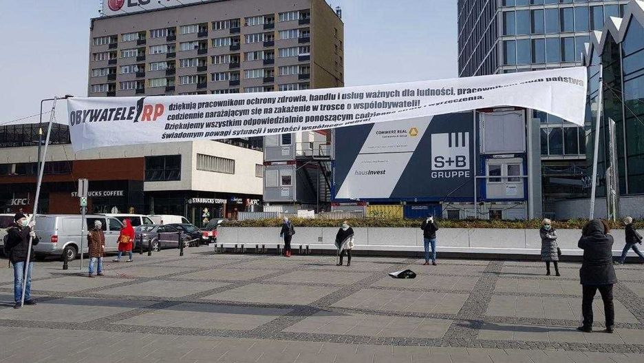 Warszawa, 26.03.2020. Zanim Obywatele RP poszli pod Sejm, demonstrowali w centrum miasta. W maseczkach i zachowując przepisowe odległości.