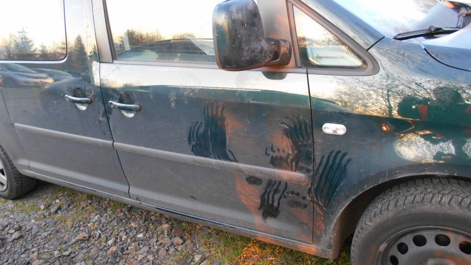 Na szczęście towarzyski miś nie spotkał nikogo wewnątrz auta