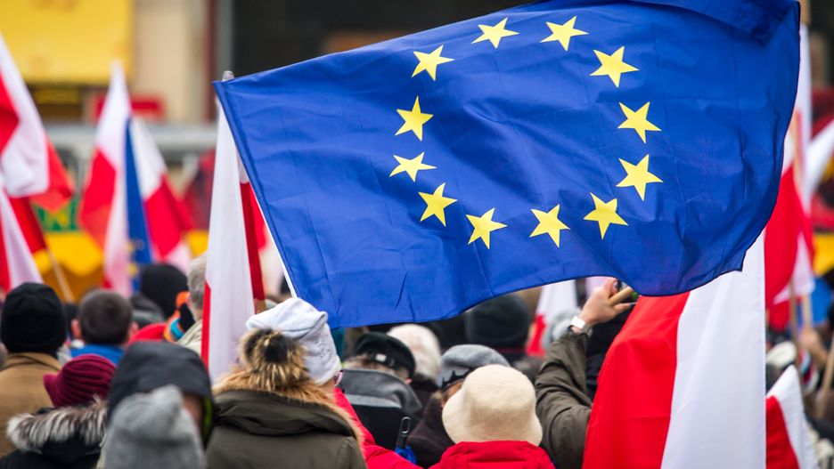 Polacy masowo popierają Unię, ale nie tylko mniej niż połowa chce, by oceniała ona nasz kraj