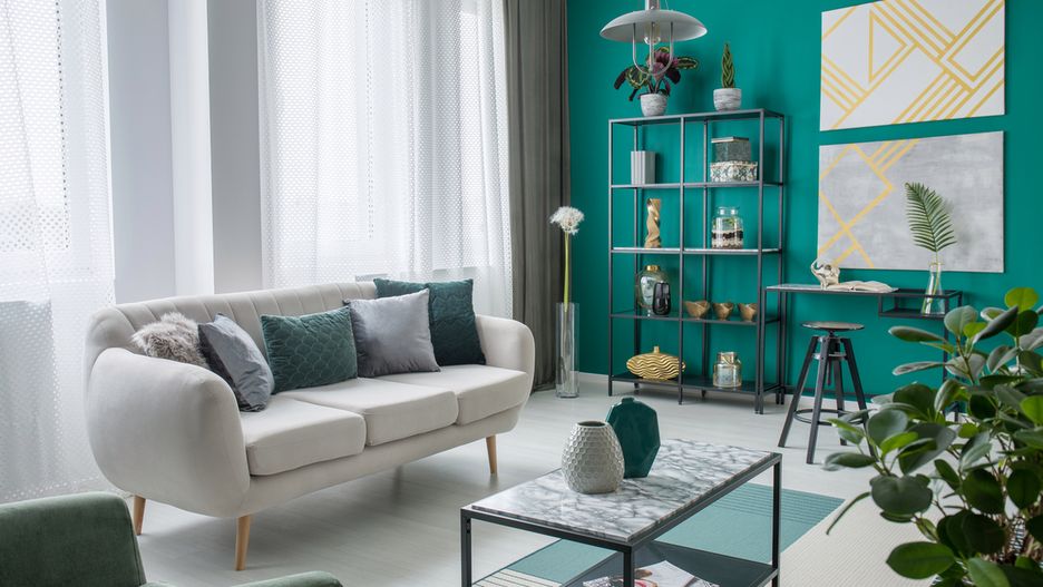Aranżacja nowoczesnego salonu w bloku jest zazwyczaj inspirowana popularnymi stylami wnętrz: skandynawskim, industrialnym czy glamour