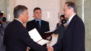 Prezydent wręcza nominację Andrzejowi Raczce