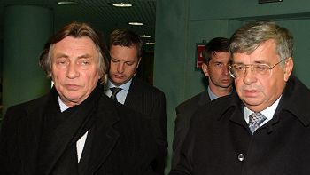 Lew Rywin w towarzystwie swoich obrońców