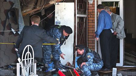 Policjanci zabezpieczają ślady w miejscu eksplozji