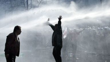 Armatki wodne przeciwko demonstrantom