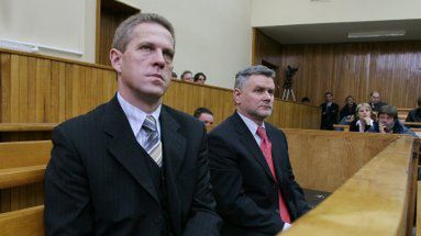 Henryk Długosz (L) i Zbigniew Sobotka słuchają uzasadnienia wyroku