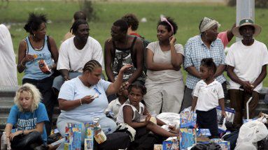 Mieszkańcy czekają na transport w prowizorycznym centrum ewakuacyjnym