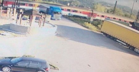 Polski tir o centymetry minął się z pociągiem. Wcześniej przełamał szlaban