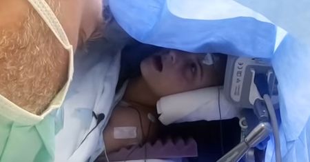 Nastolatka z USA musiała śpiewać podczas operacji. Zadziwiające nagranie