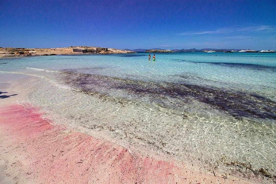 Ibiza to przede wszystkim imprezy do białego rana i plażowanie w boskich zakątkach 