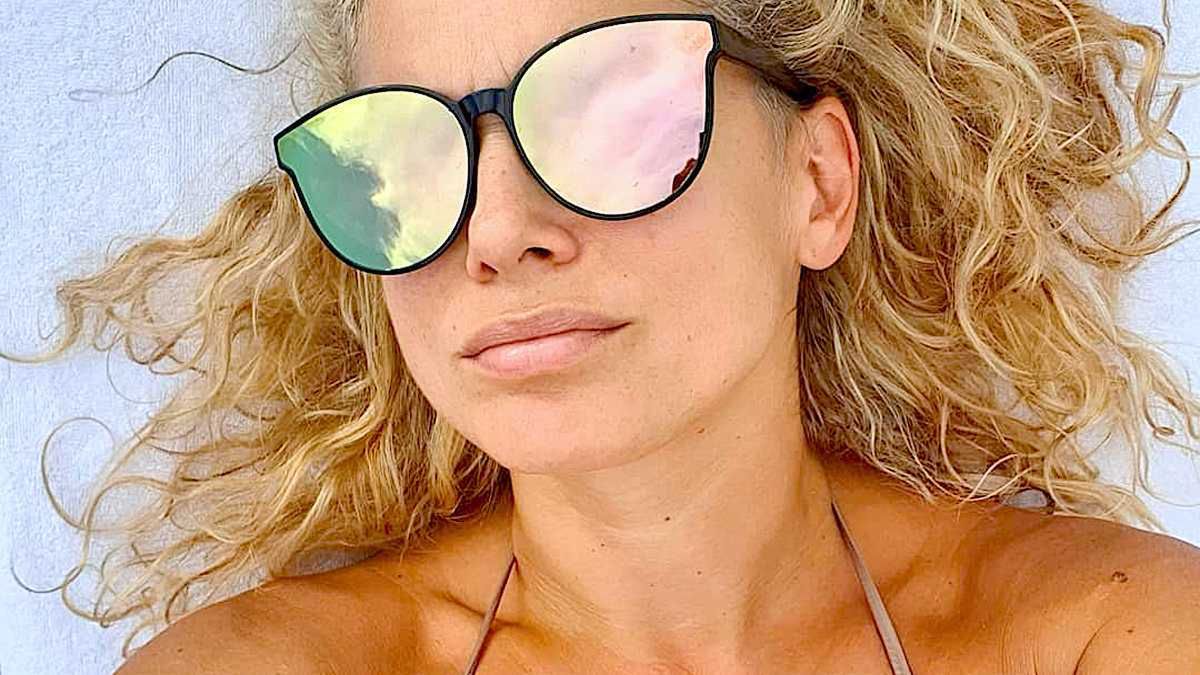 Joanna Liszowska bez stanika szaleje na plaży. Co za zdjęcia!