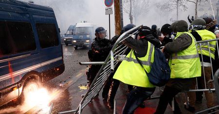 Zamieszki w Paryżu. "Gaz łzawiący i latające kamienie"