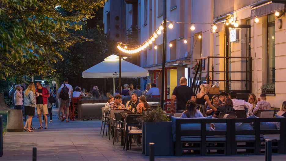 Warszawa. Kawiarnie i restauracje przy ul. Francuskiej na Saskiej Kępie
