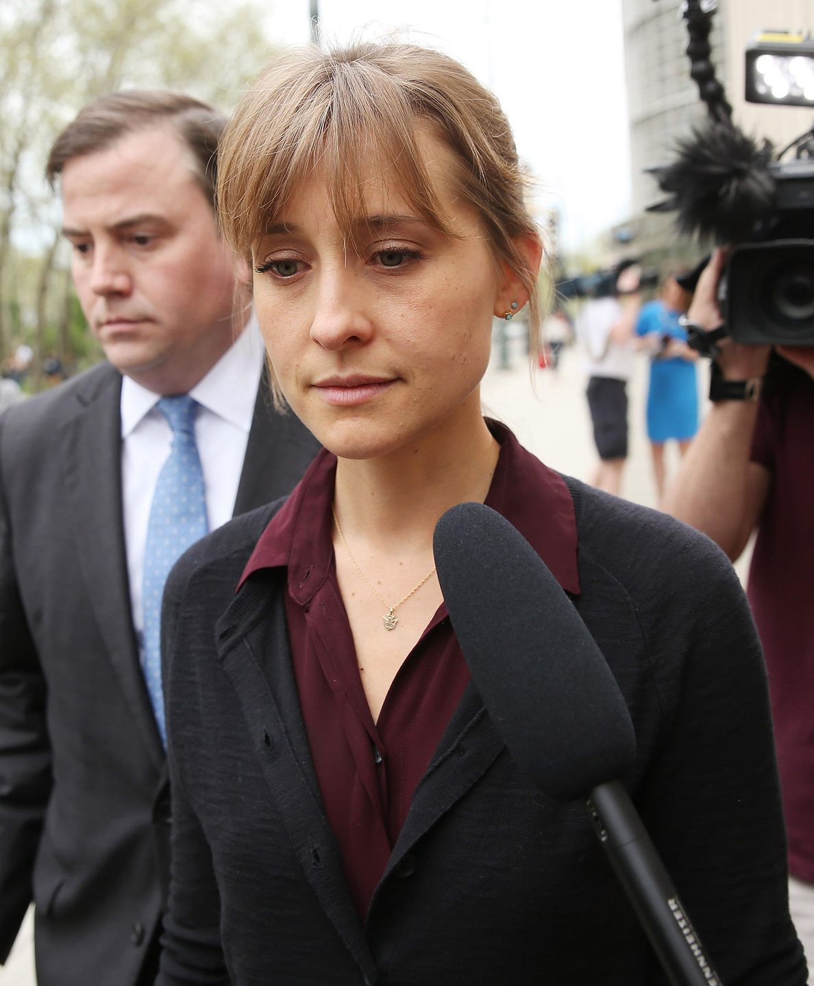 NEW YORK, NY - MAY 04:  Actress Allison Mack (C) departs the United States Eastern District Court after a bail hearing in relation to the sex trafficking charges filed against her on May 4, 2018 in the Brooklyn borough of New York City. The actress, known for her role on 'Smallville', is charged with sex trafficking. Along with alleged cult leader Keith Raniere, prosecutors say Mack recruited women to a upstate New york mentorship group NXIVM that turned them into sex slaves.  (Photo by Jemal Countess/Getty Images) 