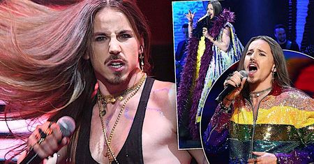 Michał Szpak w Sopocie zakasował wszystkie gwiazdy! Przebierał się kilka razy! Jego kolorowy płaszcz przejdzie do historii! [WIDEO]