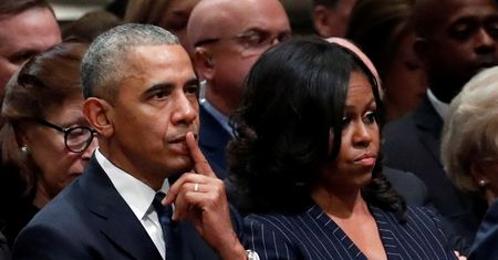 Michelle i Barack Obamowie pod jemiołą. Plotkowano o ich rozwodzie