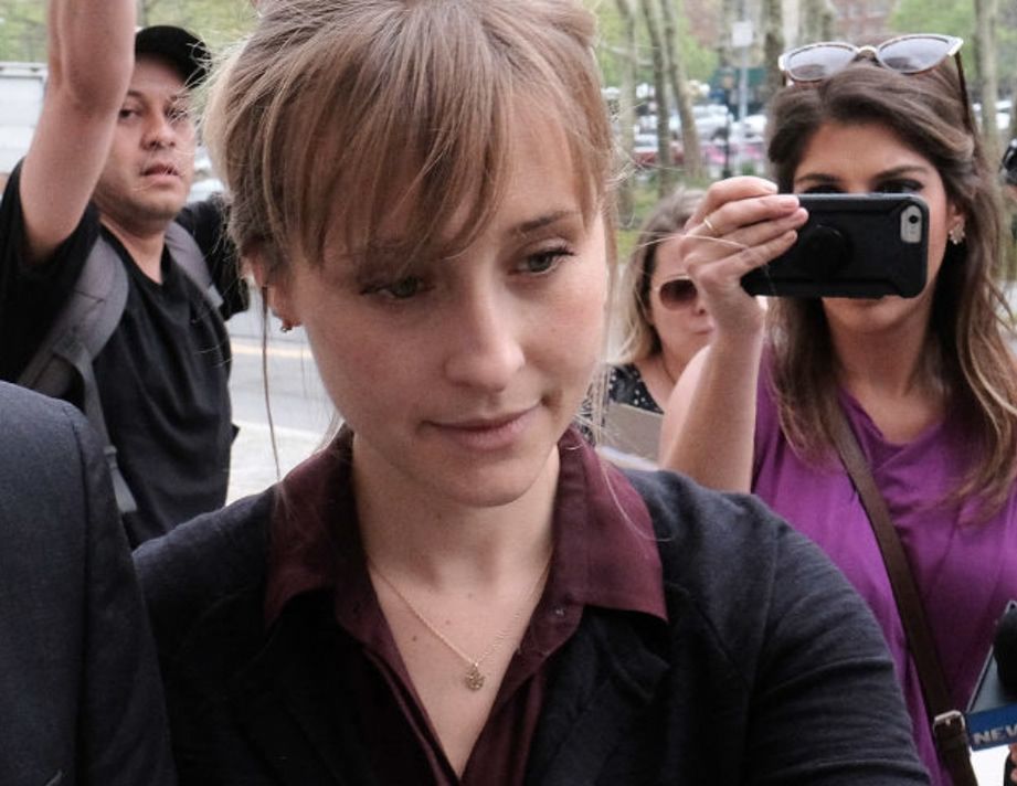 Allison Mack nie jest jedyną gwiazdą, która wstąpiła do sekty. Hollywood zna więcej wstrząsających historii