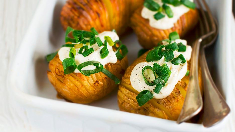 Ziemniaki Hasselback. Pieczone ziemniaczki z dodatkami