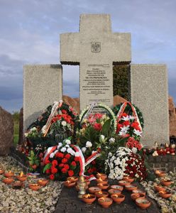 Morawiecki: jesteśmy winni pamięć ofiarom ludobójstwa w Hucie Pieniackiej. Zginęli z rąk sąsiadów, bo byli Polakami