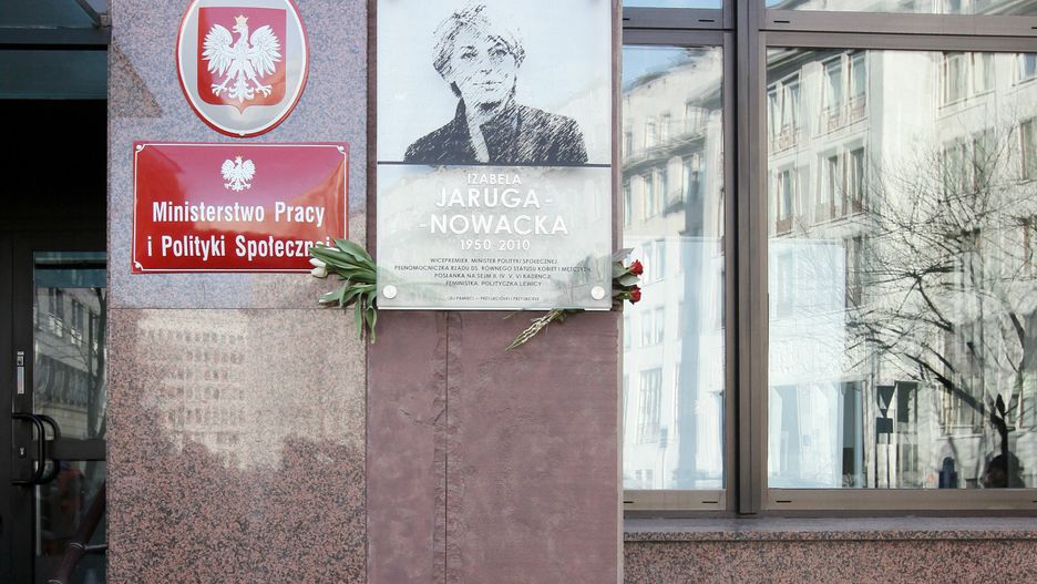 Tablica poświęconą pamięci Izabeli Jarugi-Nowackiej w 2011 roku
