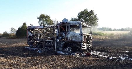 Strażacy walczyli z pożarem, stracili wóz. Pomoże szefowa MSWiA