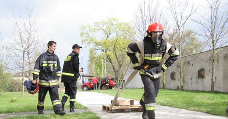 Strażacy ze Strzelec Opolskich dostali medale. Zobaczyli na nich pracownika magistratu