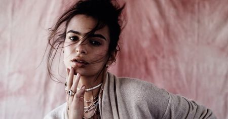 Zmysłowa Emily Ratajkowski w nowej kampanii