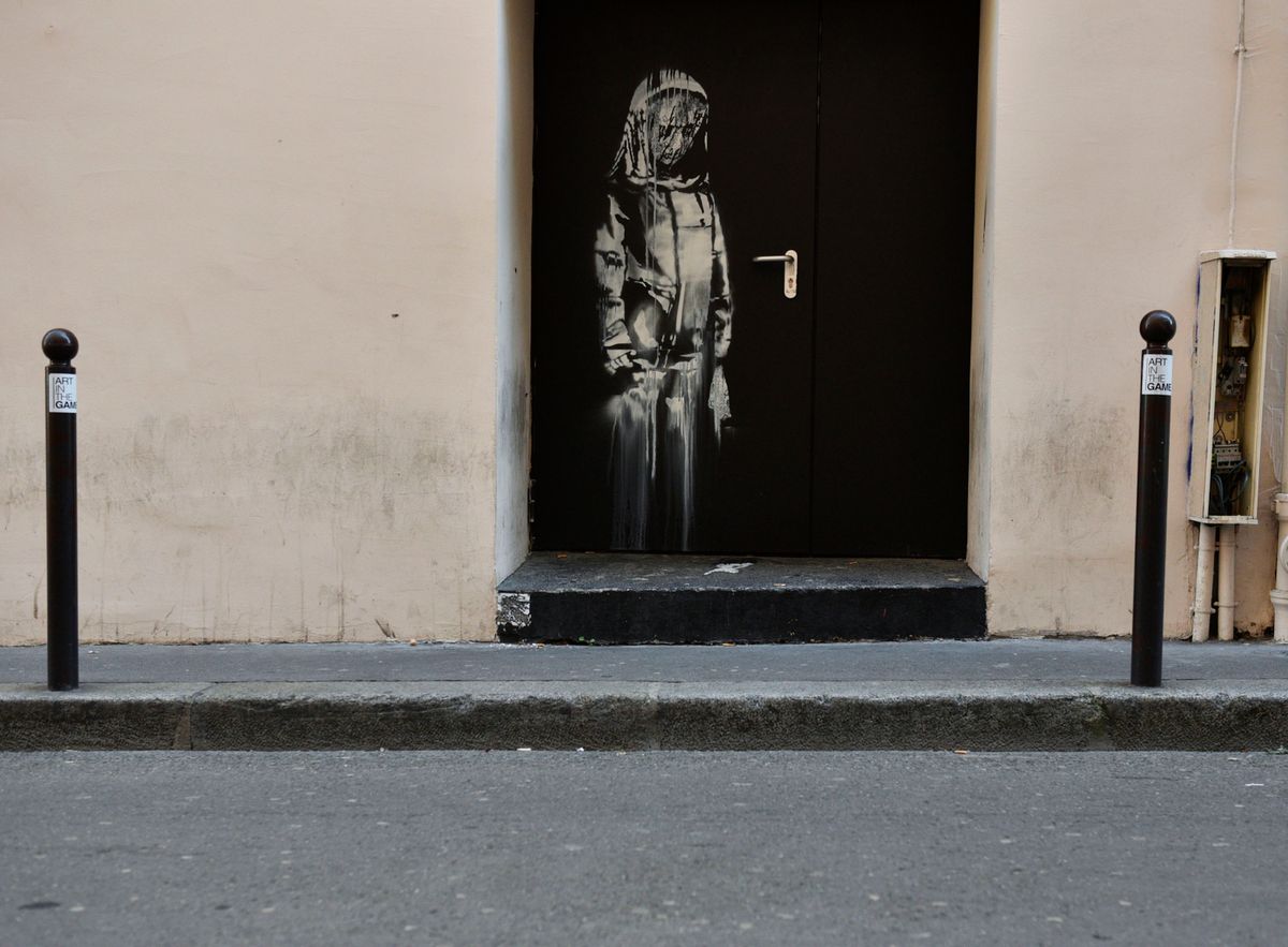 Paryż: skradziono dzieło Banksy'ego. Razem z drzwiami z sali koncertowej Bataclan