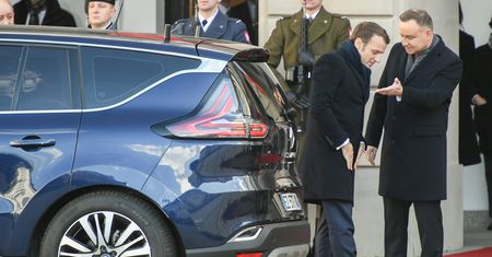 Emmanuel Macron nie chciał w Polsce jeździć limuzynami SOP. Odmówił kilka razy