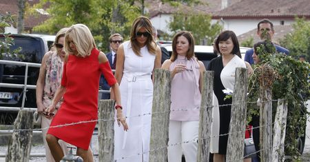 Brigitte Macron odważnie kroczy przez trawę. Wysokie obcasy jej nie przeszkadzały