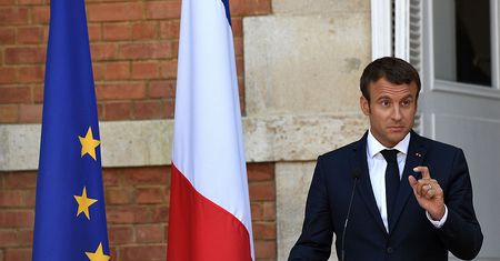 Macron twierdzi, że Donald Trump „bawi się polityką”