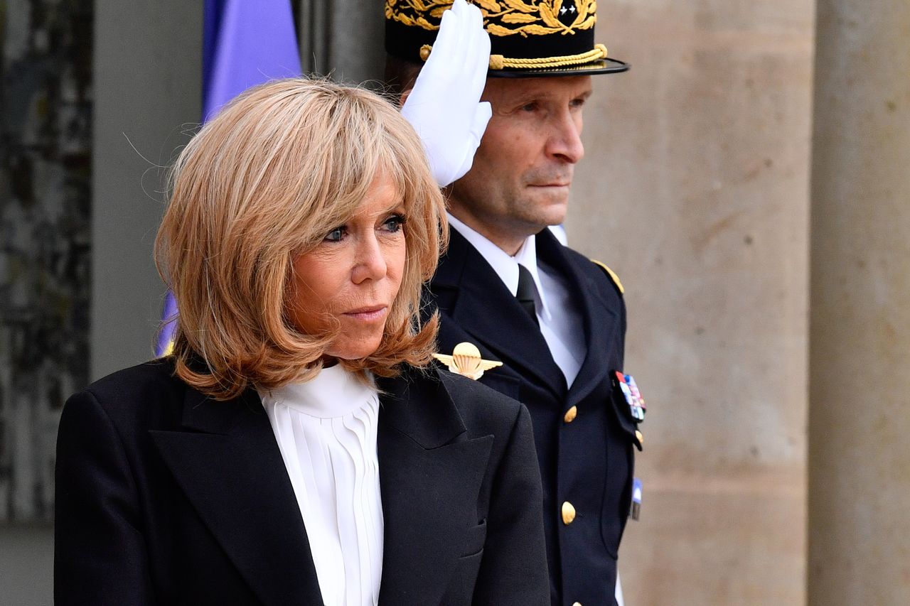 Brigitte Macron spaceruje wzdłuż Sekwany. Żona prezydenta Francji nie spędza kwarantanny w domu