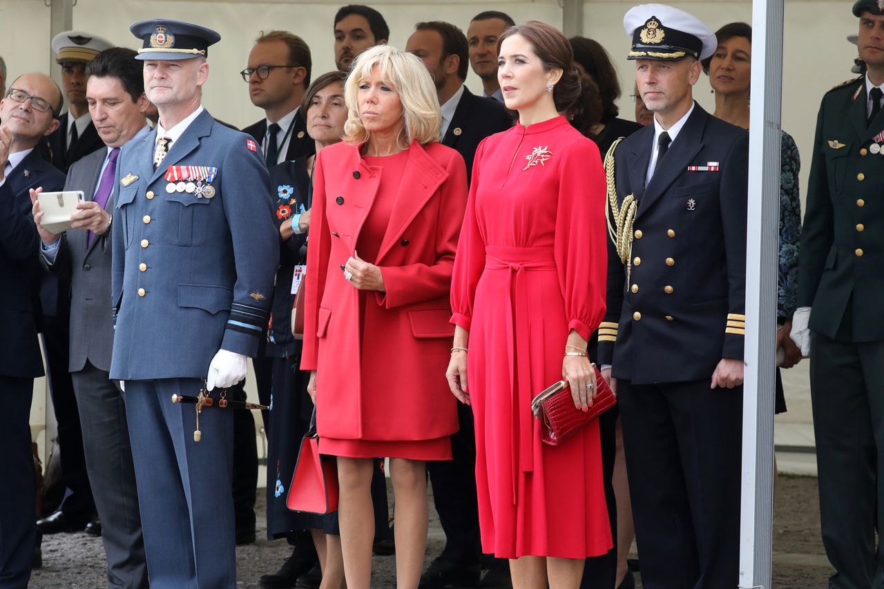 Brigitte Macron i księżna Danii ubrane tak samo. Zrobili im zdjęcia