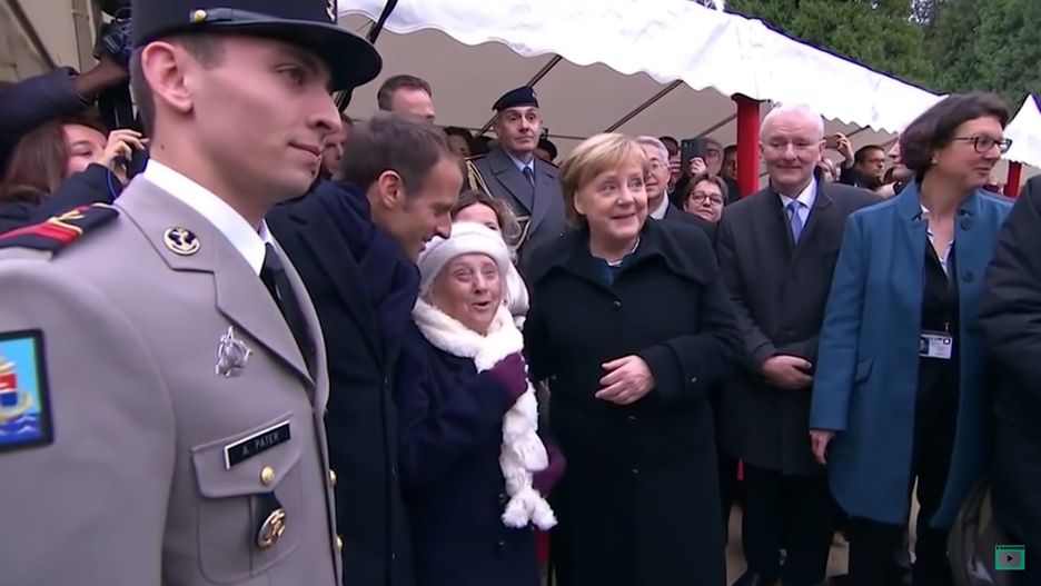 Kobieta była pod dużym wrażeniem Merkel i Macrona