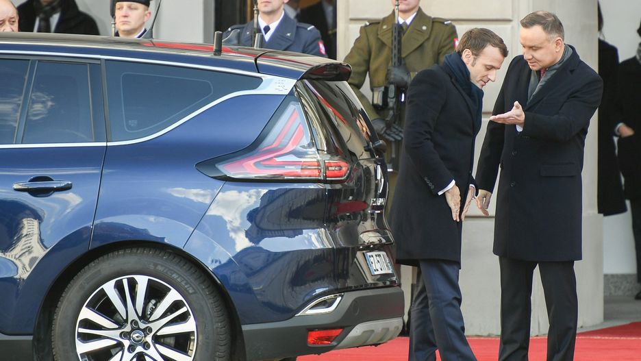 Przesiadkę do limuzyny SOP zaproponował francuskiemu przywódcy zaproponował prezydent Andrzej Duda