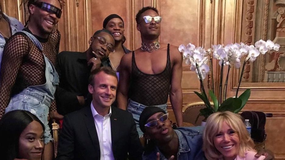 Emmanuel Macron razem z żoną i tancerzami