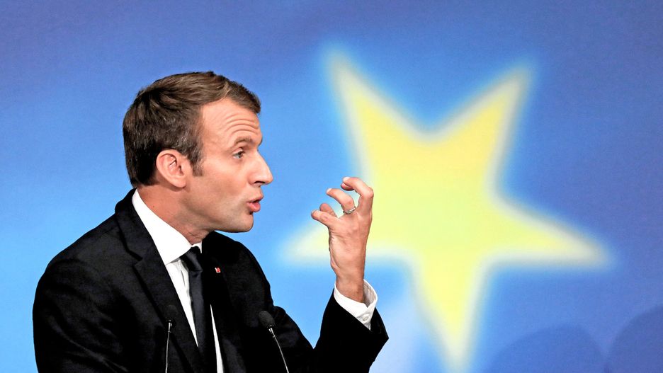 Emmanuel Macron kreuje się na głównego pogromcę populizmu. I na tym korzysta